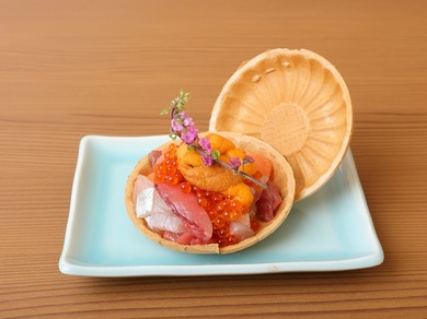 海鮮ユッケ雲丹いくらのせもなか