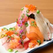 雪崩のようにネタがこぼれるお寿司で、写真映えもするので多くのお客様に好評をいただいております。
季節によってオススメのネタを盛り合わせるので、四季の移り変わりも感じられる逸品となります。