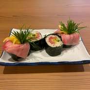 マグロのトロと、日本の漬物であるたくわんを合わせて巻物にした逸品。
見た目の美しさに加えて、味も人気の秘訣です。
