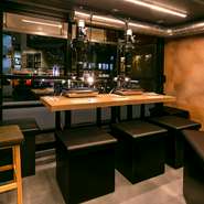 柔らかな灯りが落ち着いた雰囲気を醸し出している店内。強力な換気により、匂いが気にならないのも魅力です。ここでは、楽しみ方はゲスト次第。一人焼肉を楽しむもよし、お酒を片手に語り合う場としても理想的です。