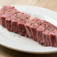 きめ細やかな肉質のヘレを分厚くカット。さっぱりとした赤身でありながらふわりとした柔らかさが魅力です。口いっぱいに頬張って。