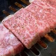 脂肪と赤身とがバランスよく混じっているサーロインは、まさに肉の王様ともいわる部位。きめが細かく、甘み・風味に優れ、ジューシーな味わいです。