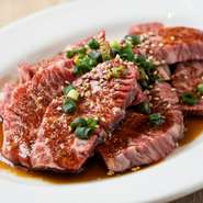 口の中でとろけるような赤身の旨みが楽しめるハラミ。濃厚な味わいが人気です。