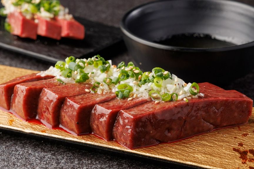 新鮮なレバーを使い、すべての面を同じように炙っていただく『炙りレバー』