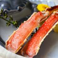 タラバ蟹の「南蛮（足先）」を、希少性の高い刺身で。素材の鮮度にこだわった仕入れだからこそ叶うスペシャルなメニューです。タラバ蟹ならではの甘みの強い味わいを、醤油とワサビで召しあがれ！