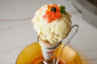アイスクリームコーンに盛付けられた蟹入りポテトサラダには、贅沢にいくらをトッピング。お皿の上でひっくり返すと、中からとろ～り温泉卵が。コーンも含めて混ぜながら味わいのコラボを楽しんで。