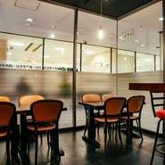 〈カーテン仕切り半個室テーブル席〉少人数宴会に最適！お子様連れの家族利用にも！