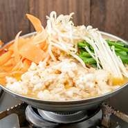 おすすめ屋ならもつ鍋も食べ放題！特製の博多もつ鍋が何杯でも食べられる！
宴会に嬉しすぎるもつ鍋フェア開催中です！