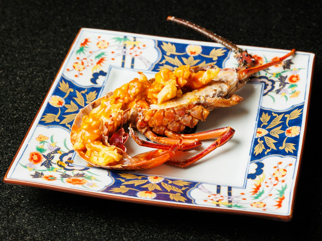 柔らかさと甘さに驚く『伊勢海老一尾の鉄板焼き』