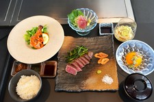 黒毛和牛サーロインステーキや直送された食材を使用した本格的な鉄板焼きを楽しむことができます