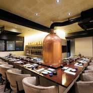 沖縄県・宮古島。さまざまな食のエンターテイメントが集うビル「K＆G西里」の3階にある【天】。洗練された空間は、粋な大人のデートにも最適です。