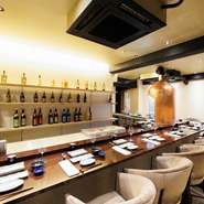 隠れ家のようなくつろぎを与えてくれる空間もまた魅力的。宮古島の泡盛や、全国から仕入れた日本酒、ワインの在庫も200種以上とお酒も多数取り揃えられており、お一人様にも最適です。