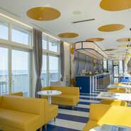 青と黄色で巧みにデザインされた店内は、どこに座っても写真映えするオシャレな雰囲気です。爽やかな海風を感じながら食べる料理は、どれも絶品。淡路島観光の休憩にもぴったりの場所です。
