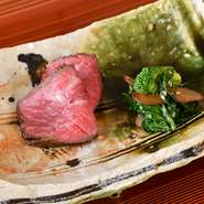 出汁と料理には長野県木曽から取り寄せる天然水を使用。まろやかな水を使った出汁は心身にしみわたるおいしさで、『お椀』をはじめとする一品の味わいと奥深さは感動モノ。和牛赤身肉の炭火焼も絶品です。