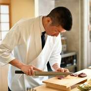 一人客も多く、居心地のいい空気感の中、季節の滋味に和める
