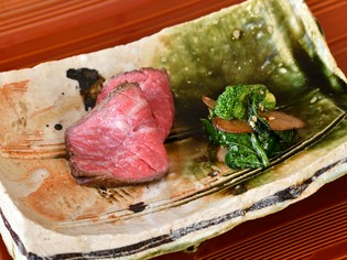 お肉本来の旨みと香りを堪能できる『和牛赤身肉の炭火焼』