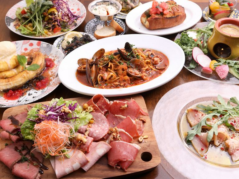 魚介料理と相性の良いワインが常時15種類ラインナップ