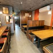 店内にはカウンター席が用意されています。長岡京駅西口から徒歩1分なので、仕事帰りのちょっと一杯にも利便性が抜群。スタッフや隣の席の方と語らいながら、ゆったりとした時間を過ごせます。