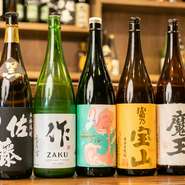 種類豊富なラインナップの日本酒。定番から珍しい銘酒まで、料理に合うお気に入りの一杯に出合えます。また、焼酎・ウイスキー・ハイボール・ワインなど、アルコールメニューを多種多様に取り揃えています。