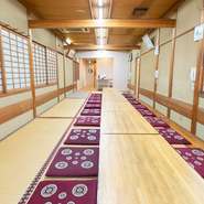 2階には、ゆったりとした座敷席が用意されています。清潔感のある畳で、温かみがある居心地の良い空間。大人数での各種宴会や会合にもオススメです。広いスペースで足を伸ばしてゆっくりと過ごせます。