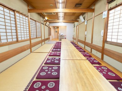 足を伸ばしてゆったりと過ごせる。温かみがある居心地いい空間