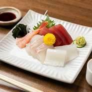 その季節に最もおいしい魚介を使用した一皿。日本全国から厳選した新鮮魚介を、毎日仕入れています。盛付けも美しく、彩りのバランスも考えられた逸品です。