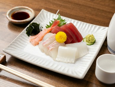 日本全国から厳選。その季節に最もおいしい魚介を使用した『造り盛り合わせ』