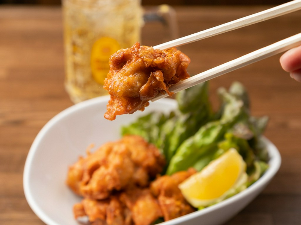 ビールとの相性抜群。外はカリッと中はジューシーに揚げた『鶏の唐揚げ』