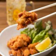 外はカリッと中はジューシーに揚げた『鶏の唐揚げ』は、ビールとの相性抜群。下味がしっかり浸み込んだ新鮮な鶏肉を、高温で揚げていて、本格的な味わいを堪能できます。