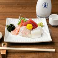 季節を味わえる鮮度抜群の旬魚を、贅沢に詰め込んだ一皿。盛付けも彩り豊かで食欲をそそられます。使用する魚はその日の仕入れによって変更。四季折々の味覚を楽しめます。