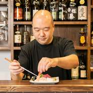 店を訪れたゲストを笑顔で出迎える古本氏。おいしい料理の提供はもちろん、居心地の良い雰囲気づくりにも力を入れています。また、ゲストからのリクエストは最大限叶えているそうです。
