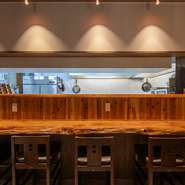 大将の仕事ぶりが目に入る小じんまりとして居心地が良い一階カウンター席で一杯。