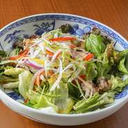 女性に人気！四万十産の豚とフレッシュ野菜をヘルシーな甘酢であっさりと仕上げました。