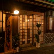 ”美酒佳魚おこぜ庵”、和を基調にした落ち着いた雰囲気の店内では、新鮮な魚介類を始め料理人のこだわりの和食料理を存分に楽しめるお店です。