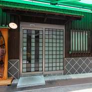 魚棚は、寛文年間(1661年～1671年)三代藩主山内忠豊より開設を許され藩政時代の台所をあずかる町としてにぎわいをみせた。