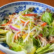 女性に人気！四万十産の豚とフレッシュ野菜をヘルシーな甘酢であっさりと仕上げました。