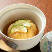 料理長イチオシ。白きくらげ、人参、銀杏、魚の切り身を豆腐で包みました。フワフワして柔らか食感です。