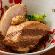 おすすめ。四万十産の米豚をおからで6時間炊いて味付け。
肉厚なのに柔らかくさっぱりとした味わいです。