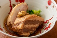おすすめ。四万十産の米豚をおからで6時間炊いて味付け。
肉厚なのに柔らかくさっぱりとした味わいです。