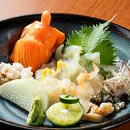 ※本日のおすすめメニューは毎日変わります。詳しくは店舗までお問い合せください。

・活おこぜ造り　3,000円
・活がしら造り　1,600円
・かつお　造り・たたき　各1,700円
・金目焼造り　1,800円
・いぎす　造り・うす造り　各1,600円
・はも　梅肉　1,300円
・さば　造り・たたき　各1,200円
・あおりいか造り　900円
・あわび造り　3,000円
・さざえ造り・つぼ焼　各1,300円
・刺身盛り合わせ　1,950円