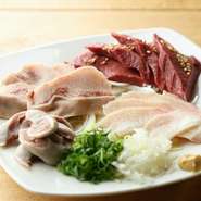 東京都中央卸売市場食肉市場（芝浦と場）から仕入れる肉やホルモンは鮮度抜群です。人気の『刺し4種盛り』は焼かないメニューのイチオシ。生で食べるホルモンは絶品です。ぜひ賞味あれ。