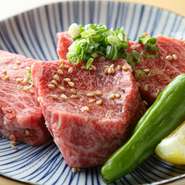 カイノミは、牛のバラ肉で、脂と赤身のバランスが絶妙な部位。赤身肉の旨みと、ジューシーなバラ肉の旨みが組み合わさった味わいが楽しめる逸品です。（タレ／塩）