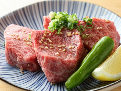 牛のバラ肉で、脂と赤身のバランスが絶妙。上品な肉の味が楽しめる『カイノミ　厚』