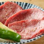 熟成した肉の旨みを味わえる、極上のおいしさが魅力の一品。サシが多く入っていて、柔らかく濃い味わいが特徴の人気メニューです。