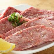 ジューシーなお肉を存分に味わえる芝浦小肉。
上ロース・上カルビの盛り合わせ
タレ／塩
