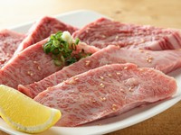 ジューシーなお肉を存分に味わえる芝浦小肉。
上ロース・上カルビの盛り合わせ
タレ／塩