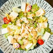 お得なコースには、女性同士の食事や飲み会にぴったりな『女子会コース』もあり。気さくなスタッフによる心づくしの接遇で、女性同士でもくつろいで過ごせます。ワインや果実酒、カクテルなどが揃っているのもマル。