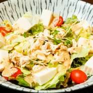 旬の野菜を中心に、新鮮な素材にこだわって仕入れています。彩りを大切に盛付けたサラダは、目でも楽しめる工夫を施したもの。フレッシュなビタミンを召しあがれ。