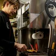 対話を通してゲストの好みを把握し、お酒や料理をオススメできる、一歩先のサービスを心がけています。お子様用のプレートなどももちろん用意。苦手食材を除くなど、メニューにないリクエストにも対応しています。