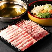北海道の「亜麻仁恵み牛」、千葉県の「総州三元豚白王」、さらにブランド鶏「美桜鶏」など選りすぐりの国産の食材がずらり。それぞれの魅力を引き出した調理法や味付けにも工夫が施されています。